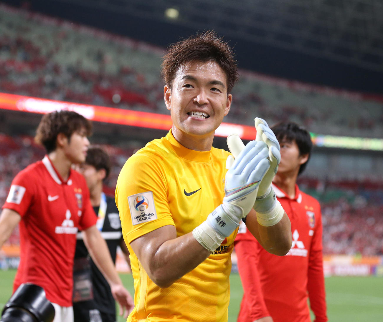 浦和対全北　サポーターへあいさつする浦和西川（撮影・宮地輝）