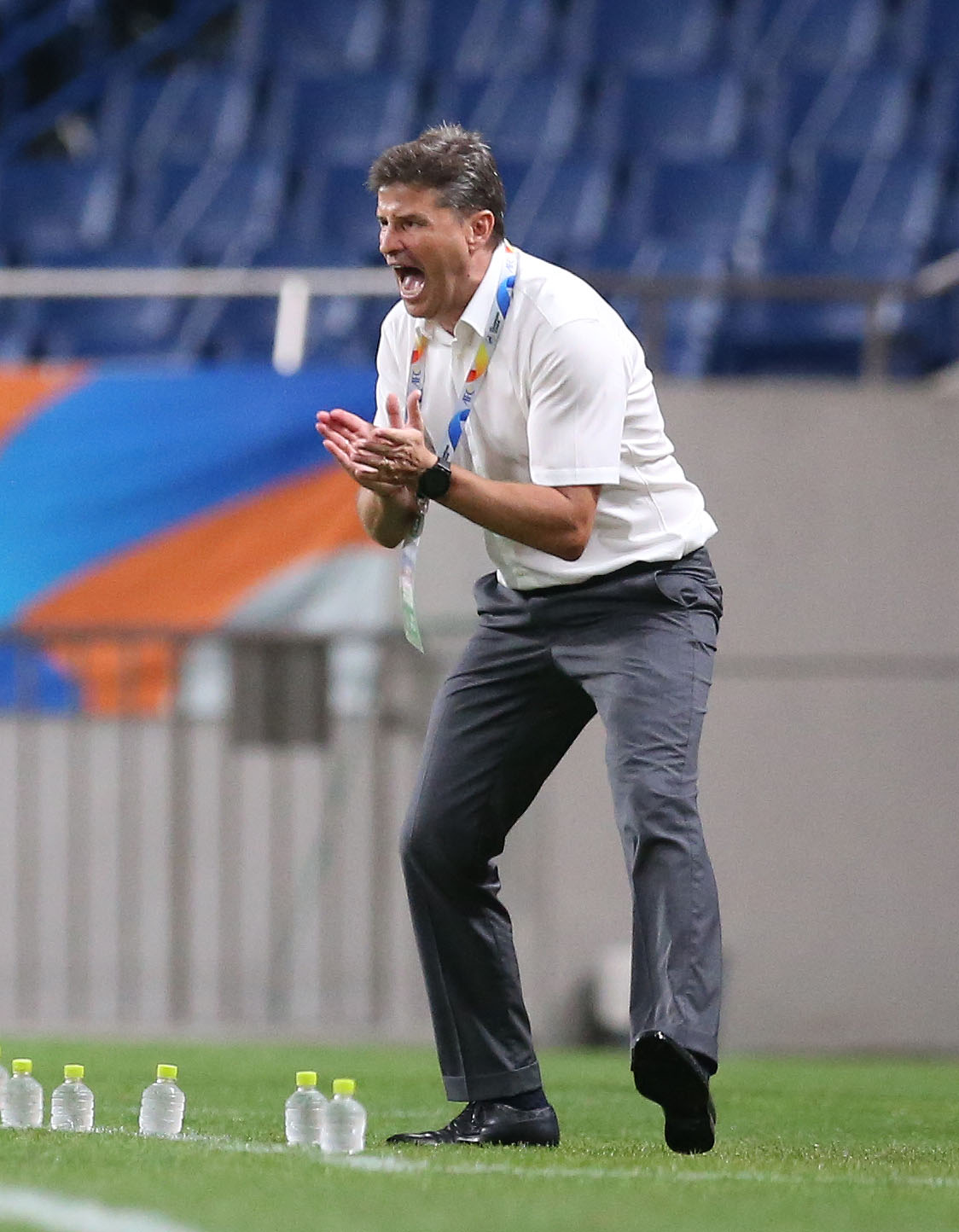 浦和対全北　後半、チームを鼓舞する浦和ロドリゲス監督（撮影・宮地輝）