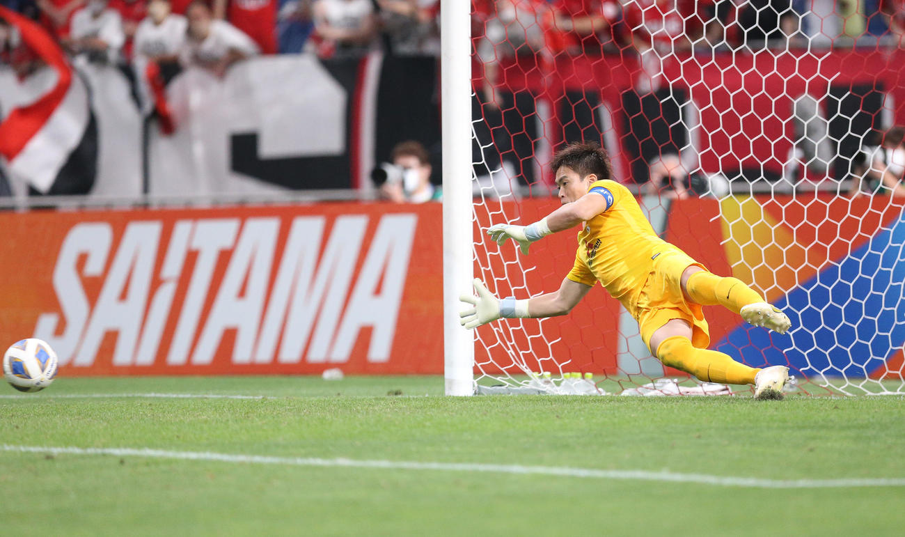 浦和対全北　PK戦でシュートを止める浦和西川（撮影・宮地輝）