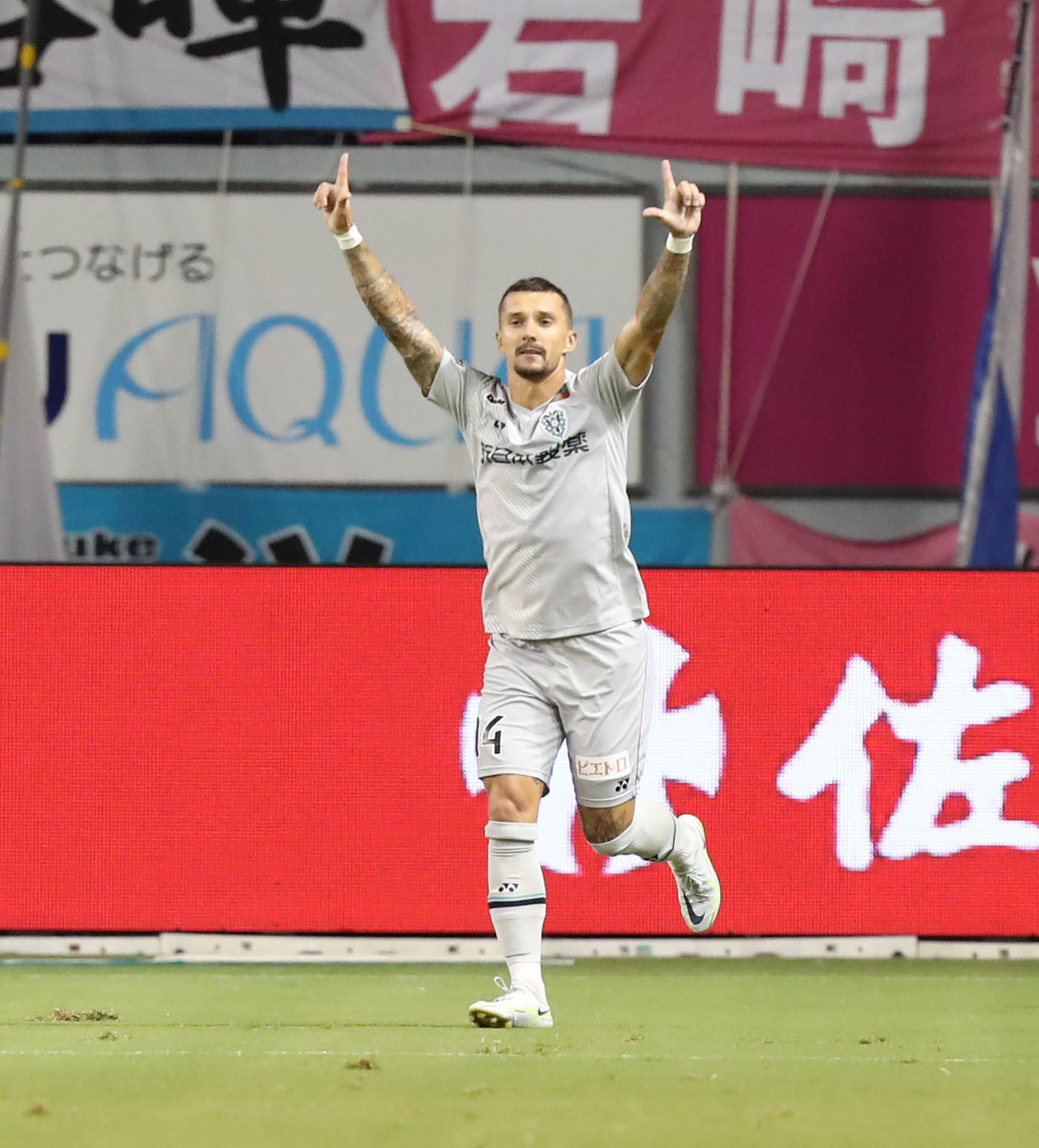 鳥栖対福岡　前半、ゴールを決めポーズをとる福岡ジョルディ・クルークス（撮影・屋方直哉）