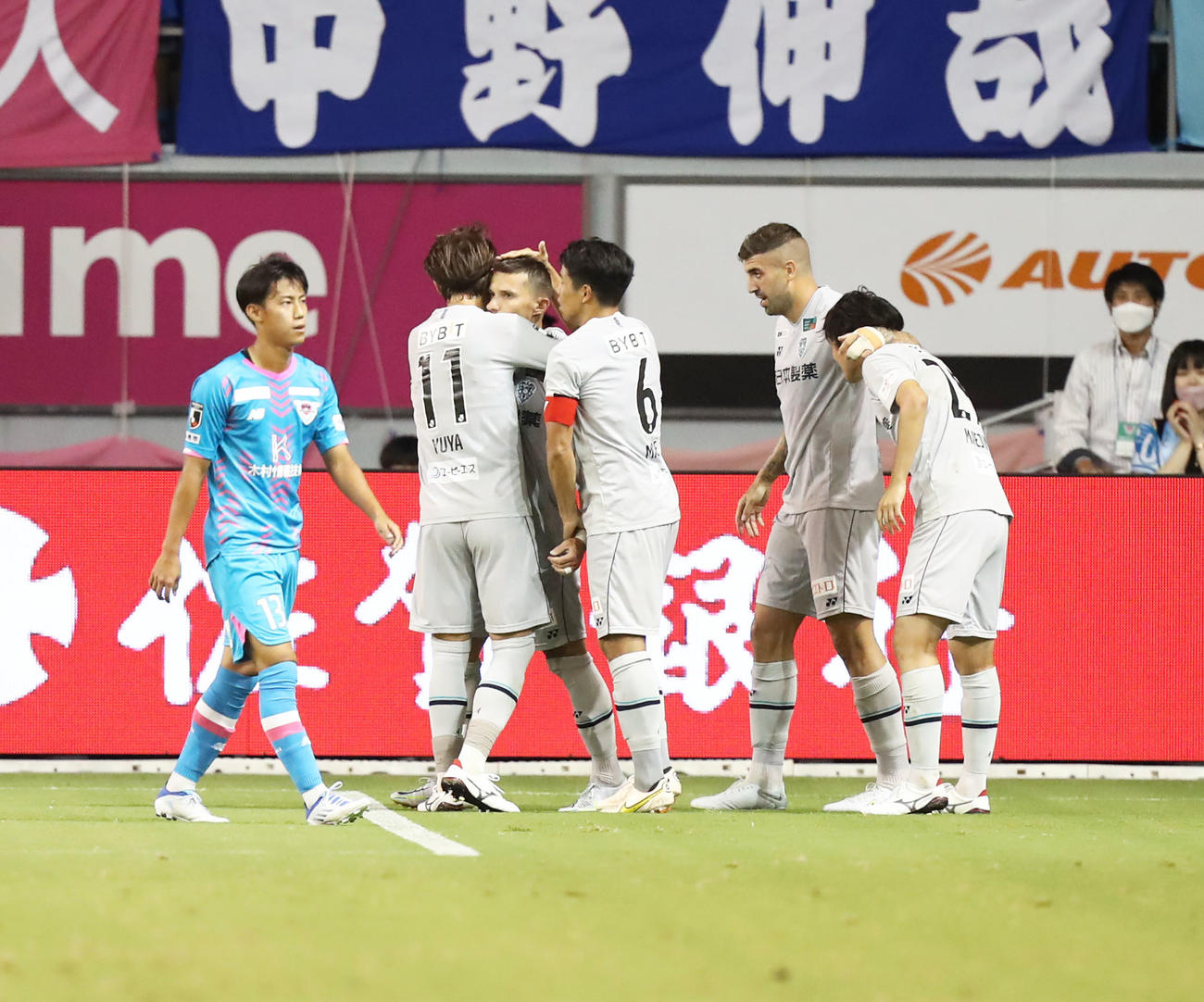 鳥栖対福岡　前半、同点ゴールを決めた福岡ジョルディ・クルークスと喜び合う福岡イレブン（撮影・屋方直哉）