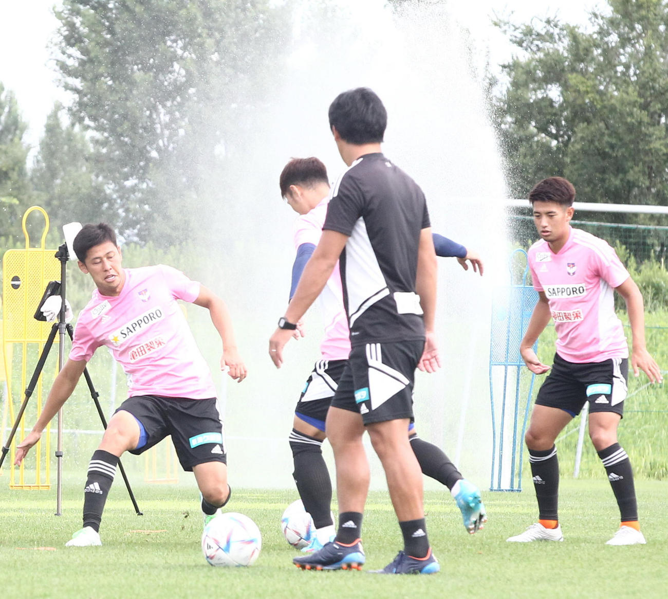 岩手戦の前日練習でボールを追う谷口（左）