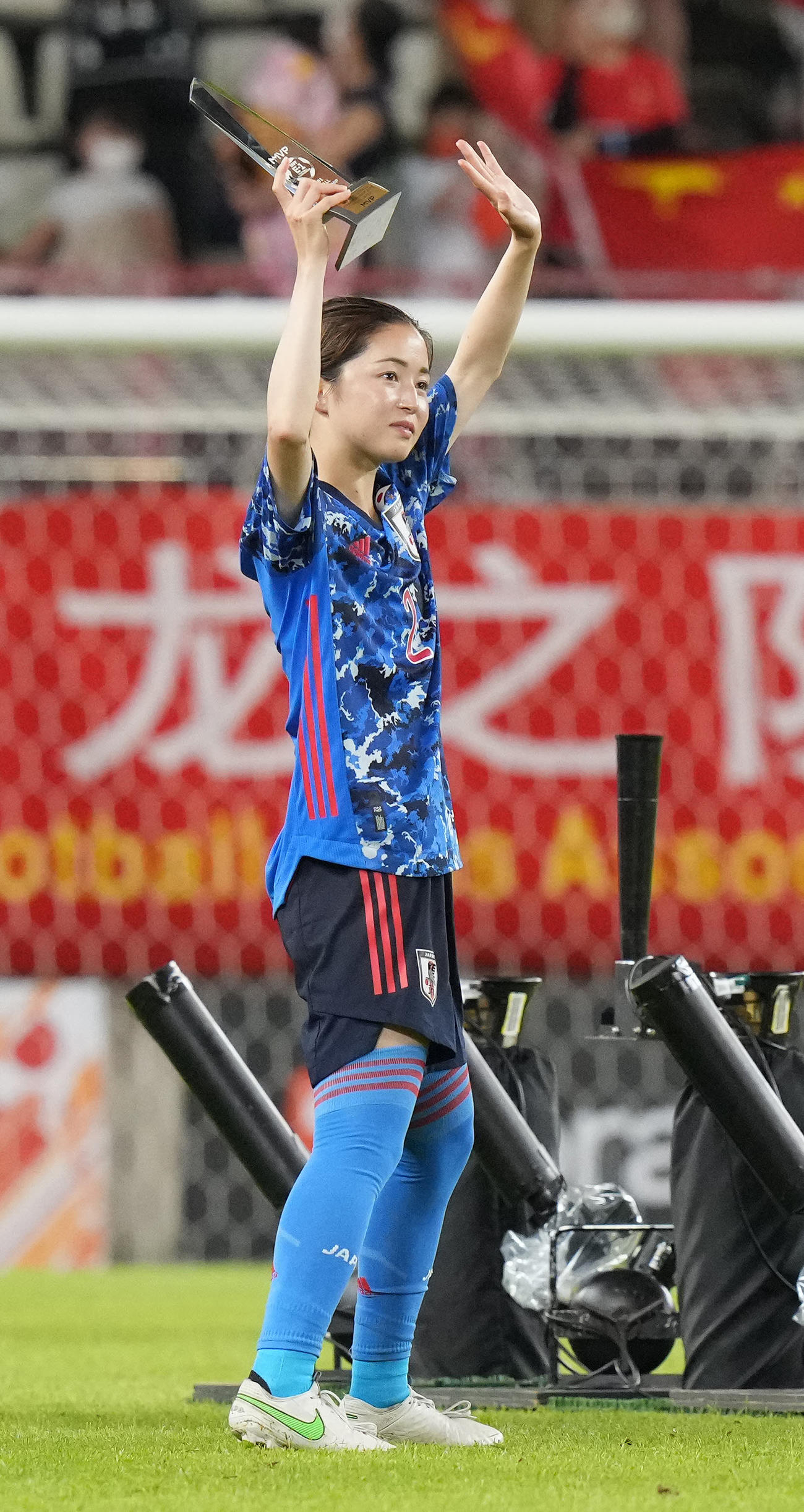 サポーターの声援に応える清水梨紗（2022年7月26日撮影）