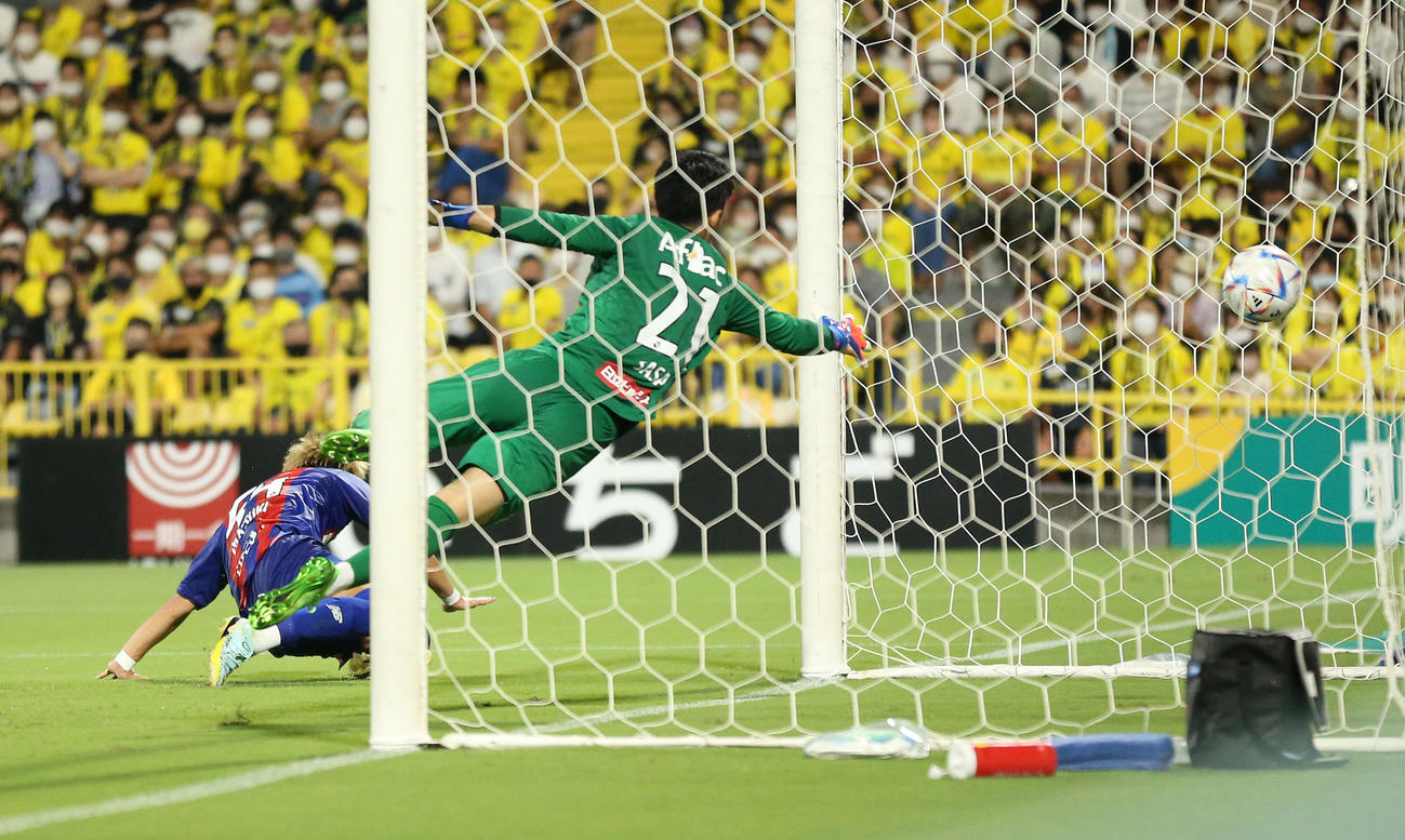 柏対東京　前半、ゴールを決める東京松木（撮影・宮地輝）