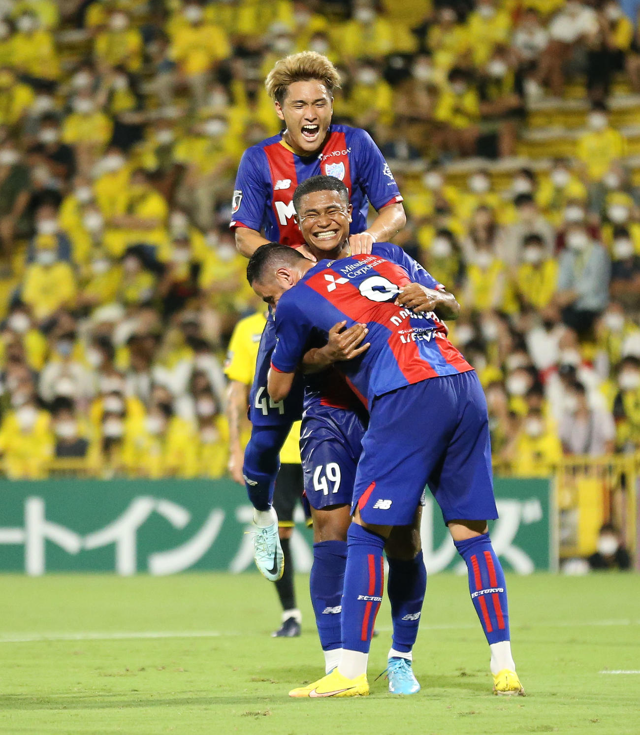 柏対東京　前半、ゴールを決め、東京松木（上）らに祝福されて笑顔のバングーナガンデ（中央）（撮影・宮地輝）