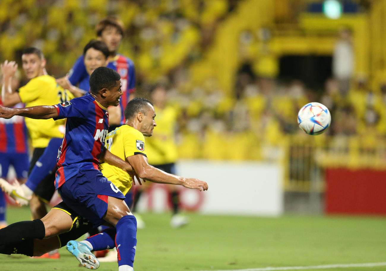 柏対東京　後半、ゴールを決める柏ドウグラス（撮影・宮地輝）