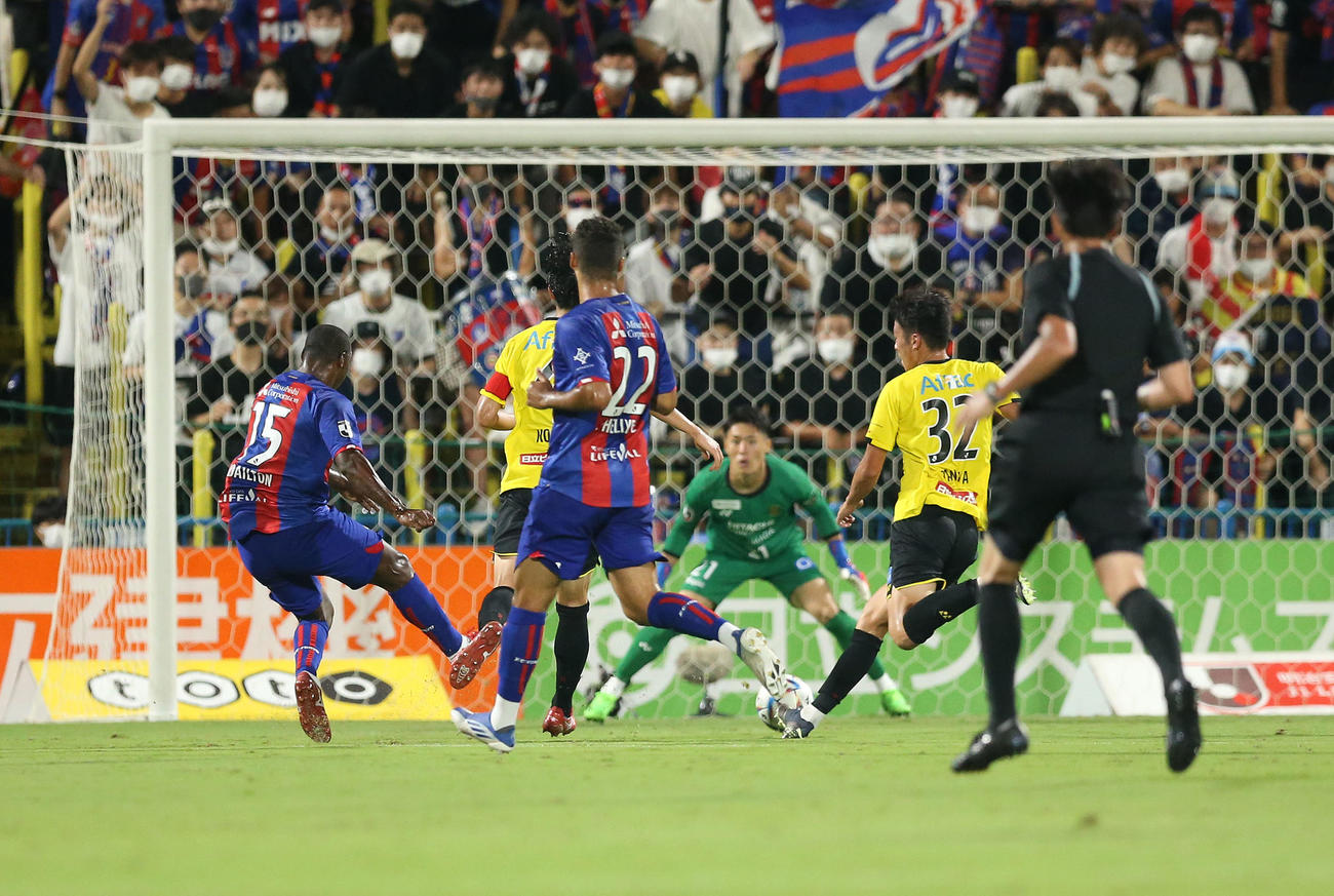 柏対東京　後半、ゴールを決める東京アダイウトン（左）（撮影・宮地輝）