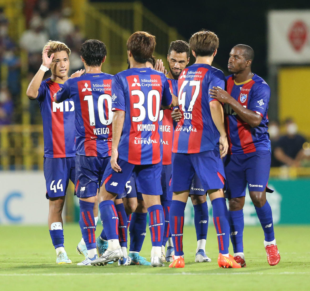 柏対東京　大量得点で勝利し喜び合う東京イレブン（撮影・宮地輝）