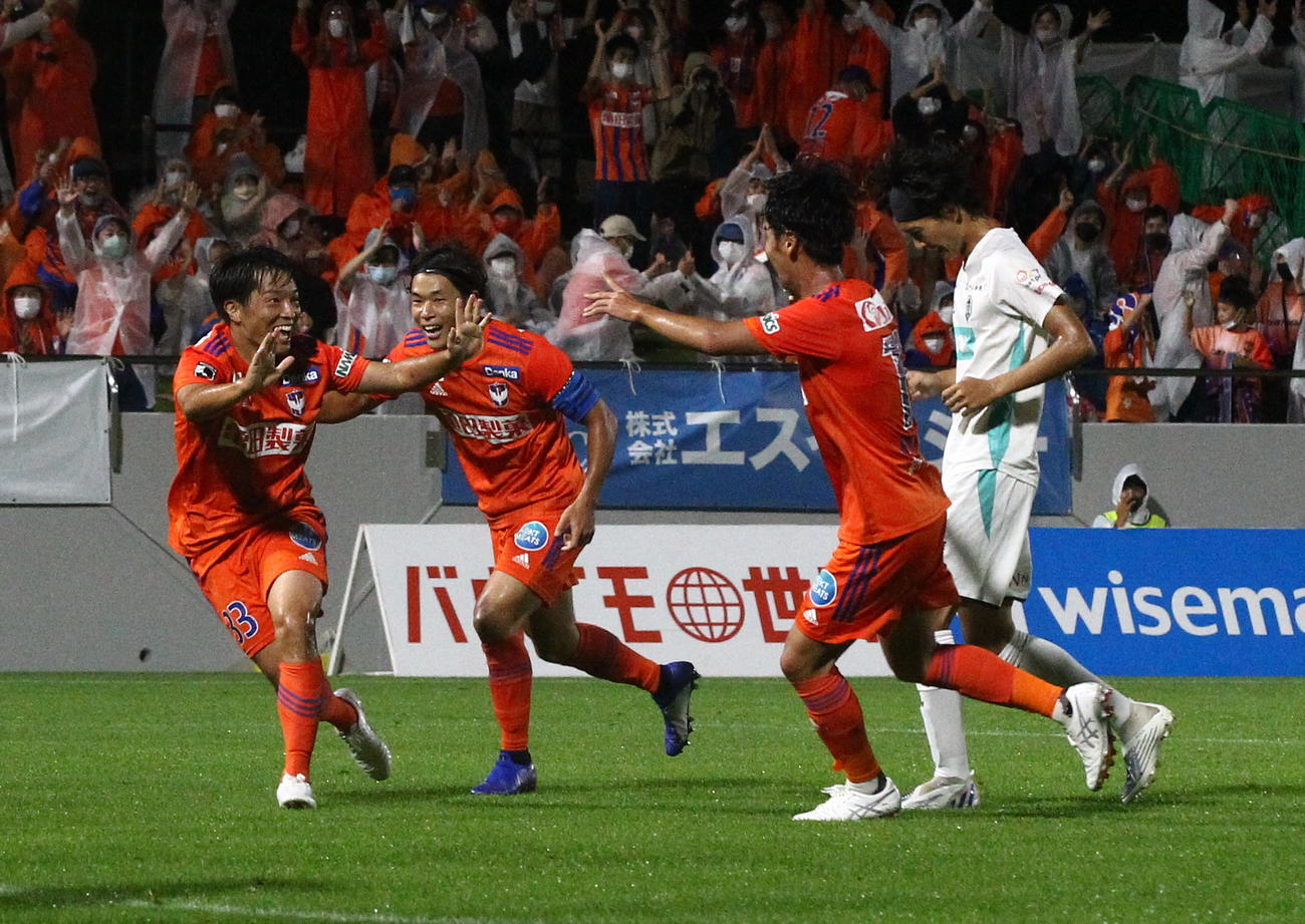 後半16分に追加点を奪った高木（左）がアシストの伊藤（右から2人目）とハイタッチ