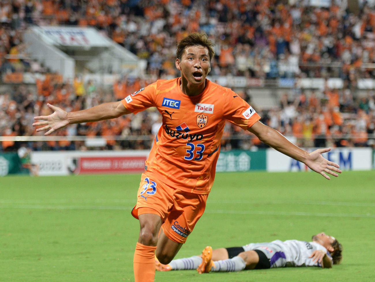 清水対京都　後半、先制点を決め、両手を広げて駆けだす清水乾（撮影・神谷亮磨）