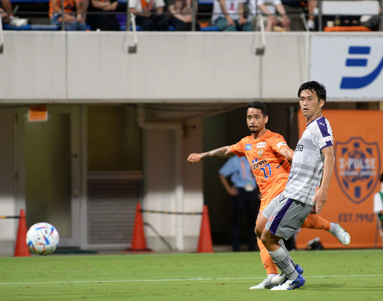 右足ミドルでゴールを狙う清水ヤゴ・ピカチュウ（左）