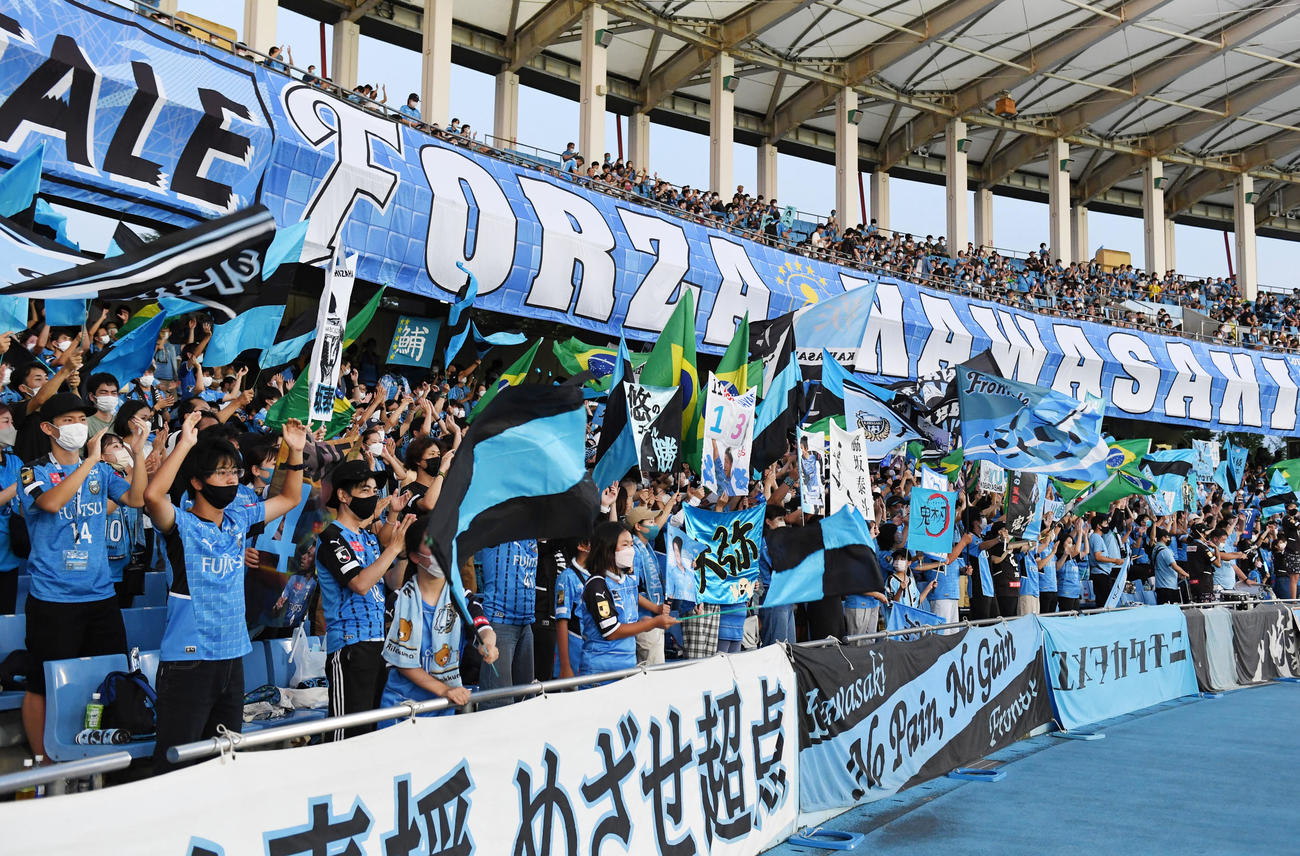 川崎F対鹿島　盛り上がる川崎Fサポーター（撮影・横山健太）