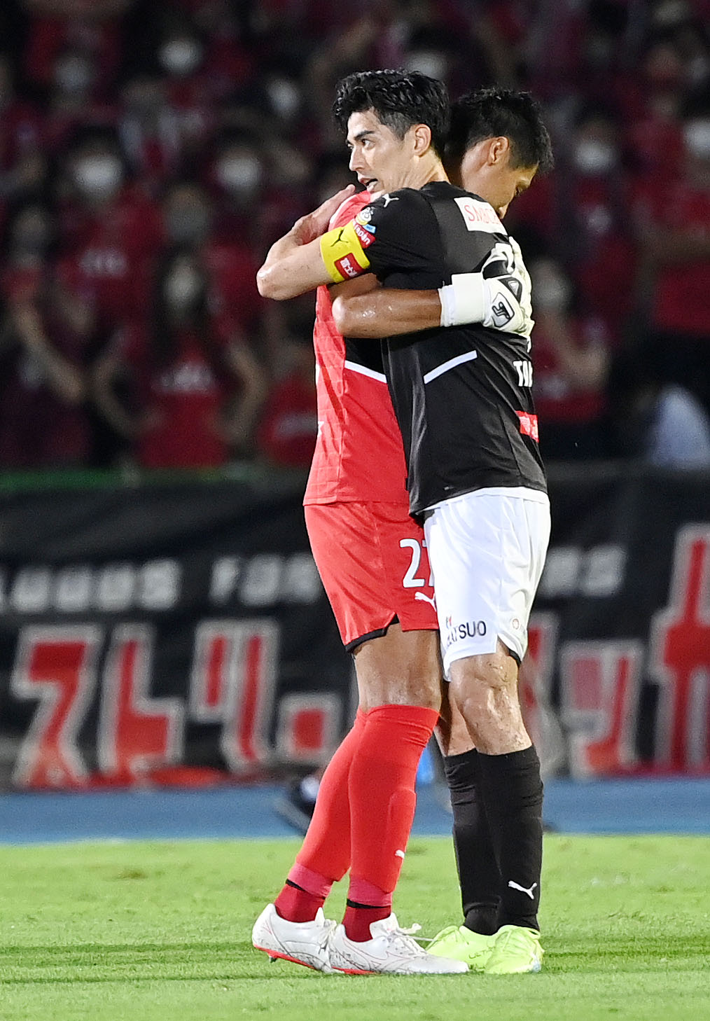 川崎F対鹿島　鹿島に勝利し抱き合う川崎F谷口（右）とGK丹野（撮影・横山健太）