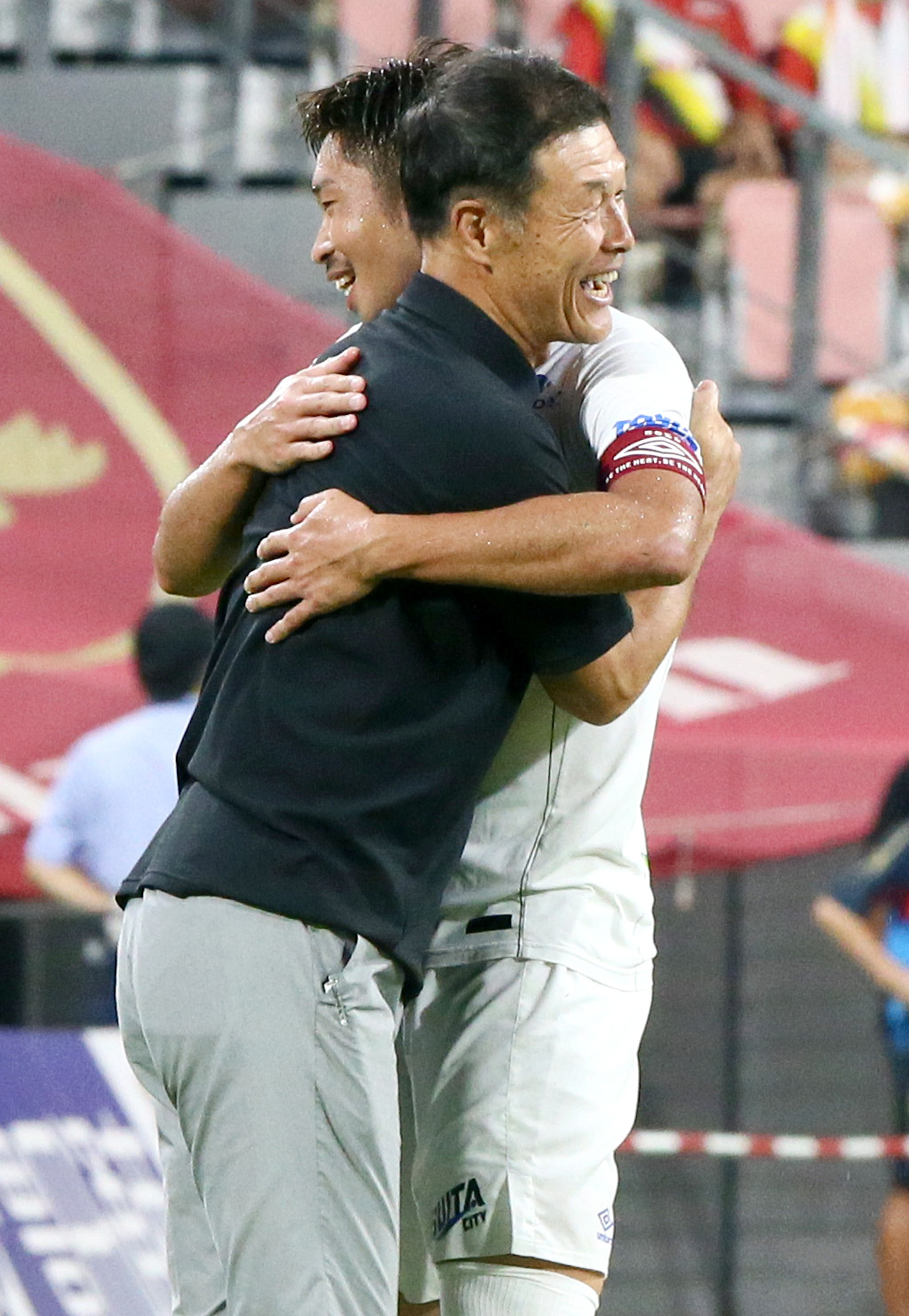 名古屋対G大阪　名古屋に勝利し、G大阪の松田監督（左）は三浦と抱き合って（撮影・上山淳一）