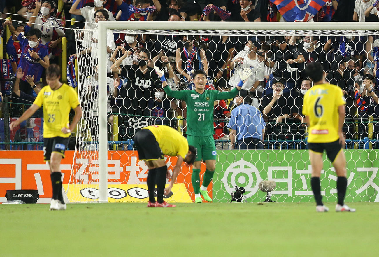 柏対東京　6失点目を喫する柏（撮影・宮地輝）