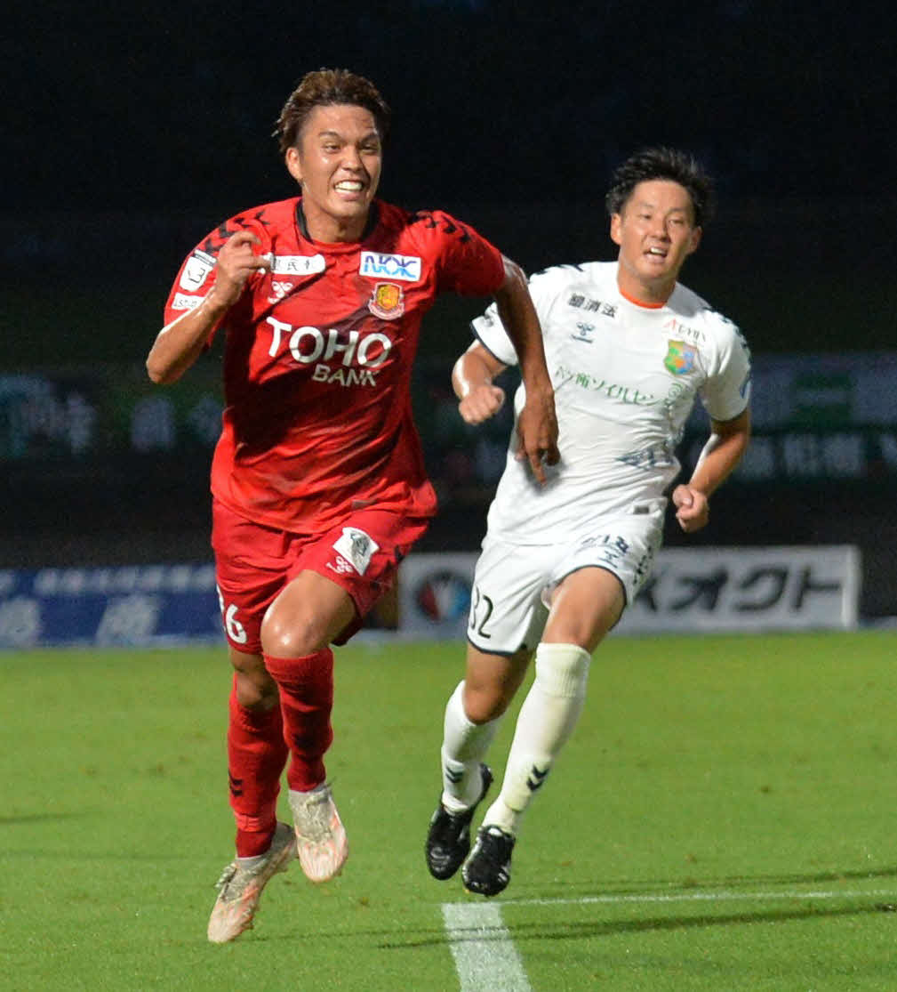 後半、懸命にボールを追う新井（左）