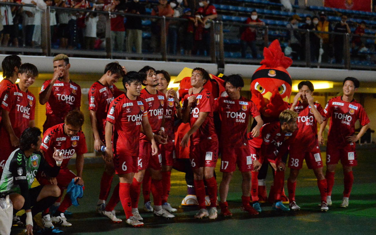3試合ぶりの勝利に笑顔を見せる福島イレブン