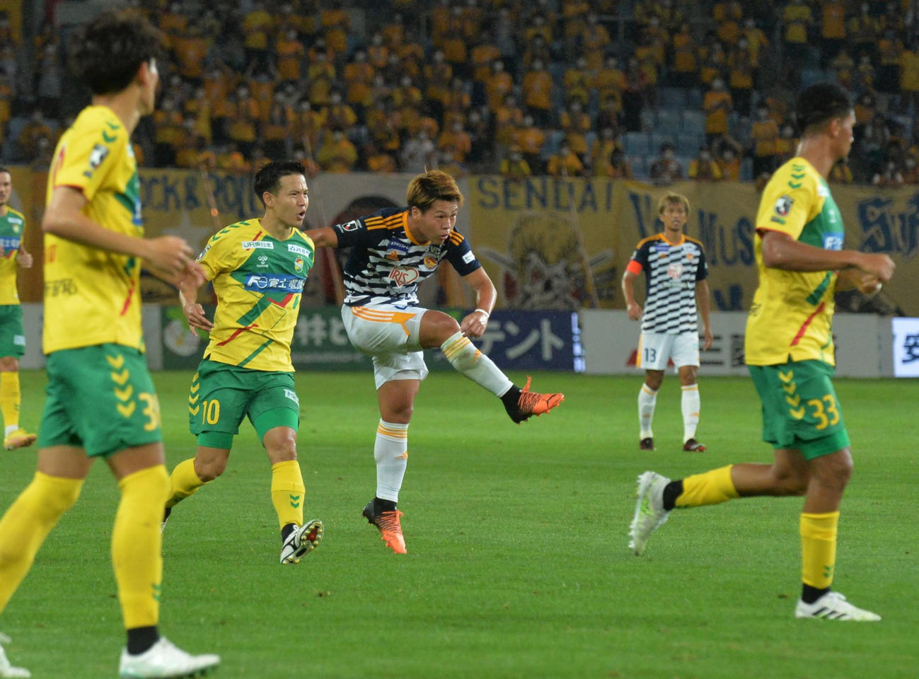 前半、ゴールポスト直撃のシュートを放つ仙台MF中島（中央）