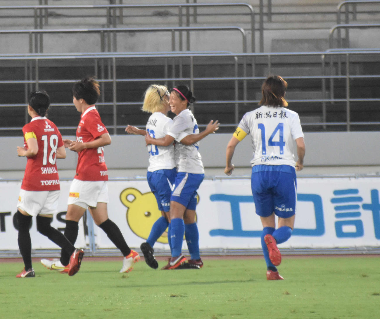 田中(右から2人目)はゴールを決めた山谷と喜び会う（提供＝アルビレックス新潟レディース）