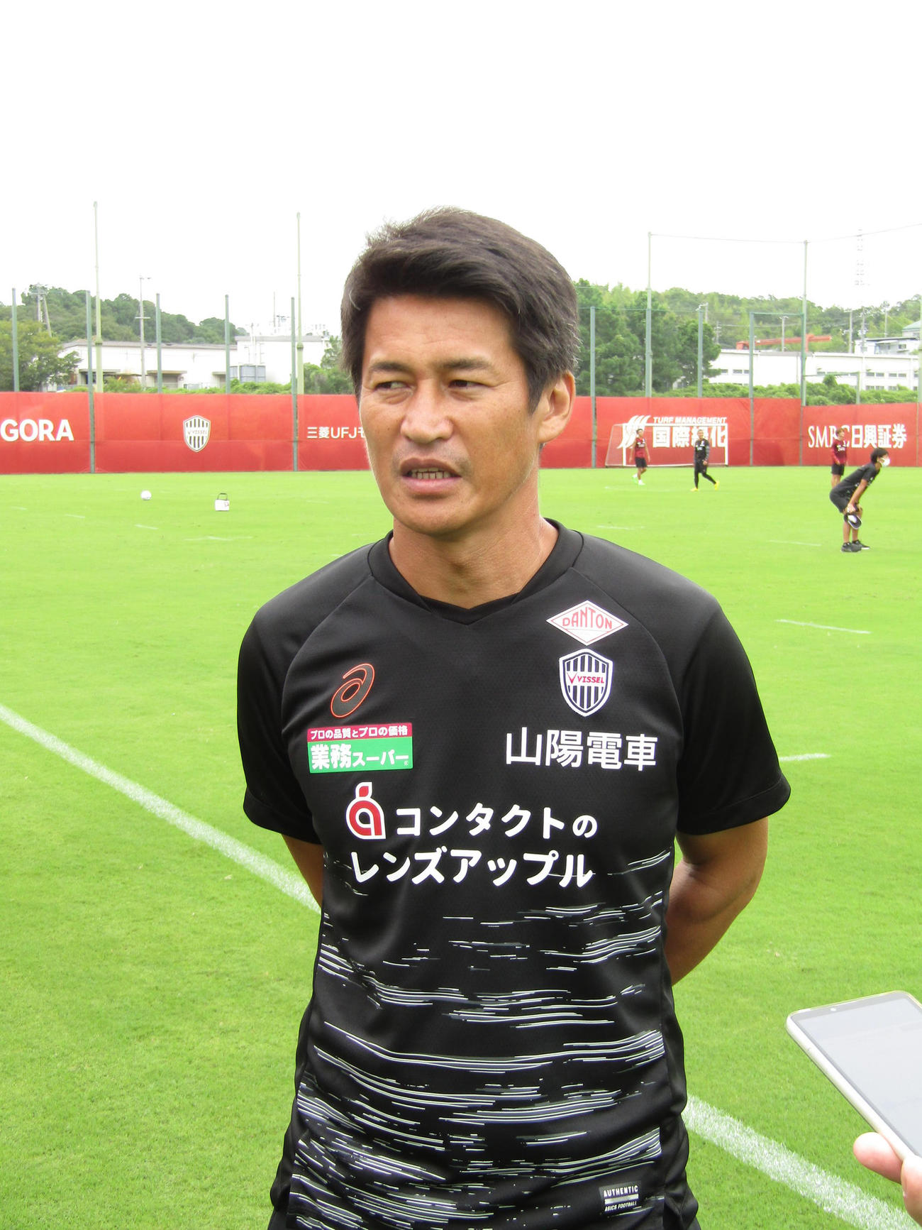 取材に応じる神戸吉田監督