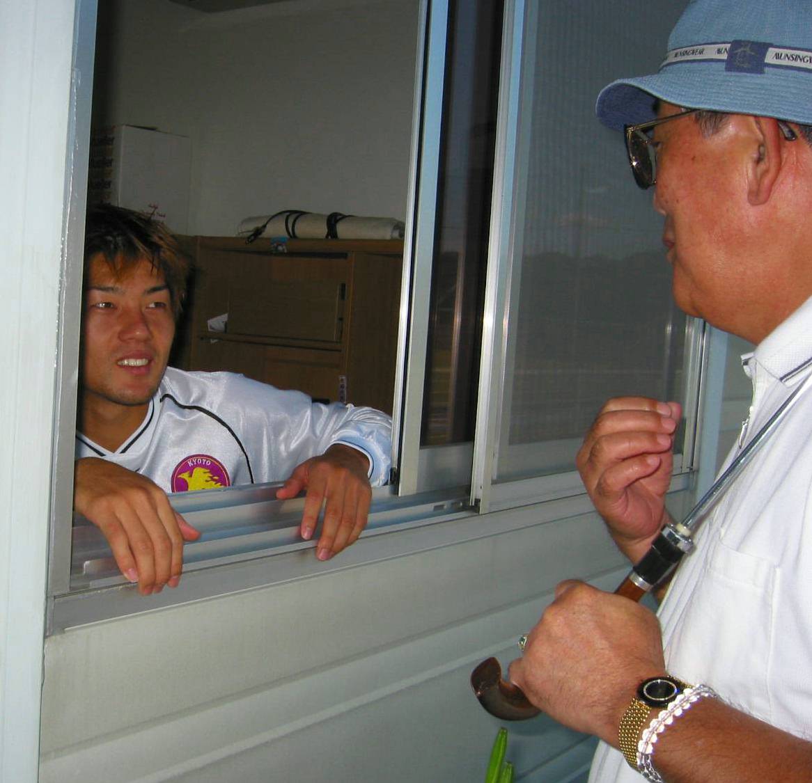 松井大輔(左)を激励する稲盛和夫さん（2003年9月22日撮影）