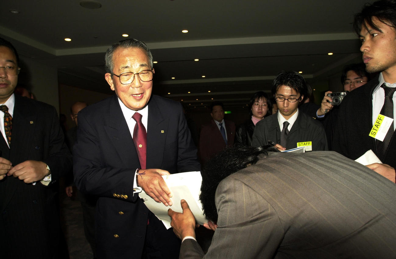 「カズさんを残して」、5000名の署名をサポーターから受け取る稲盛和夫さん