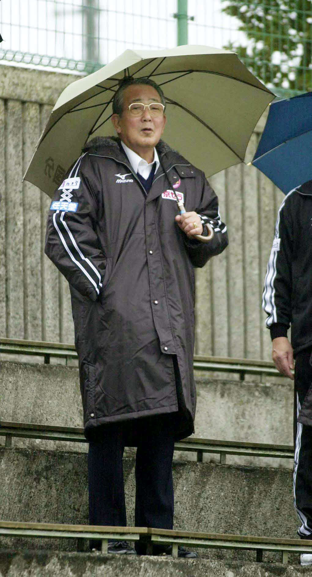 03年、雨のなか京都の練習を見る稲盛名誉会長