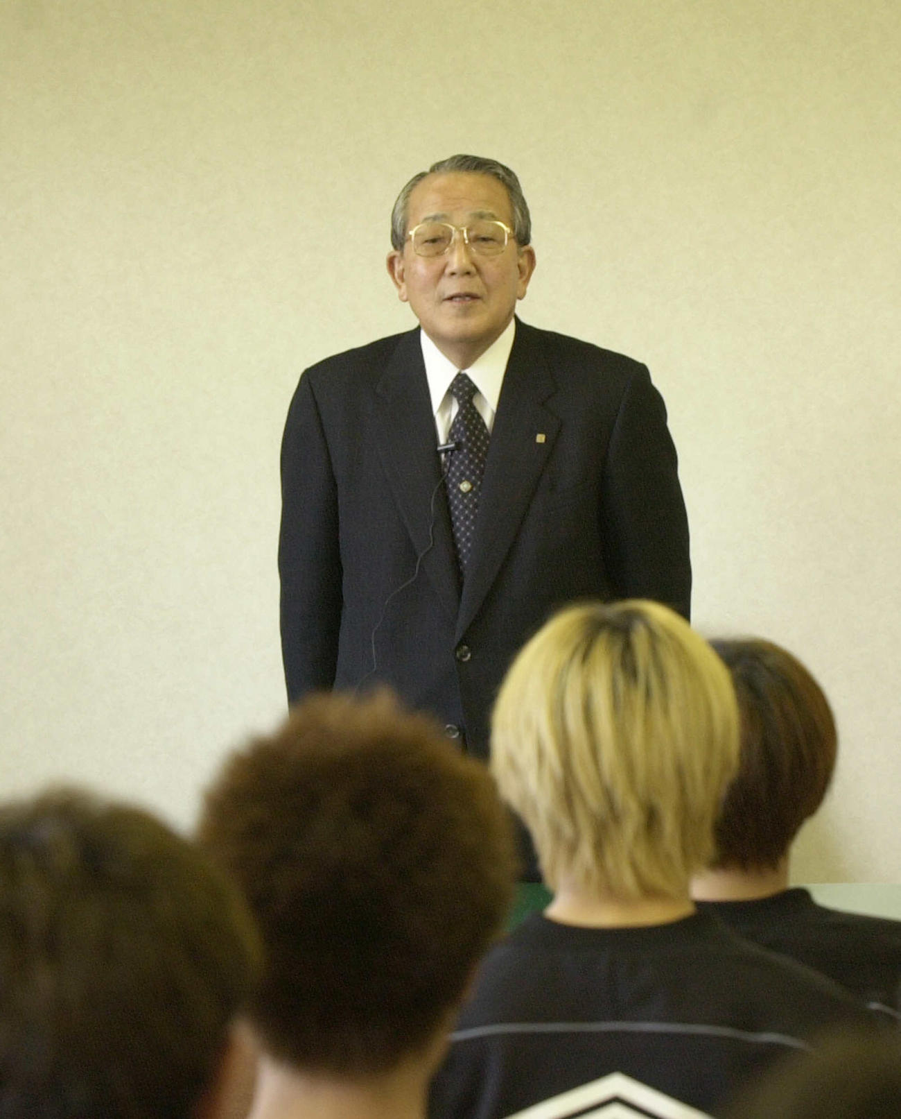 J1に復帰し京都府城陽市内のクラブハウスを訪れ講演を行った稲盛和夫さん（2002年1月22日撮影）