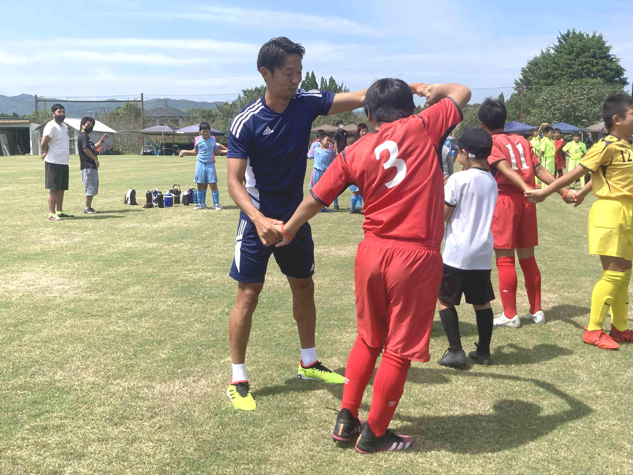 自身が発起人となった小学生向けの大会「KIYOTAKE CUP」の活動の一環で小学生と交流するMF清武弘嗣