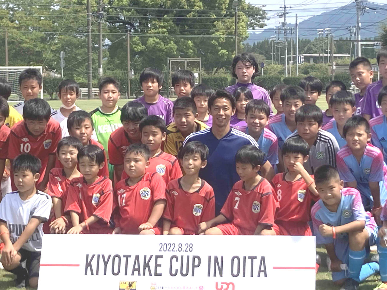 自身が発起人となった大会「KIYOTAKE CUP」で参加した小学生と集合写真をとるMF清武弘嗣