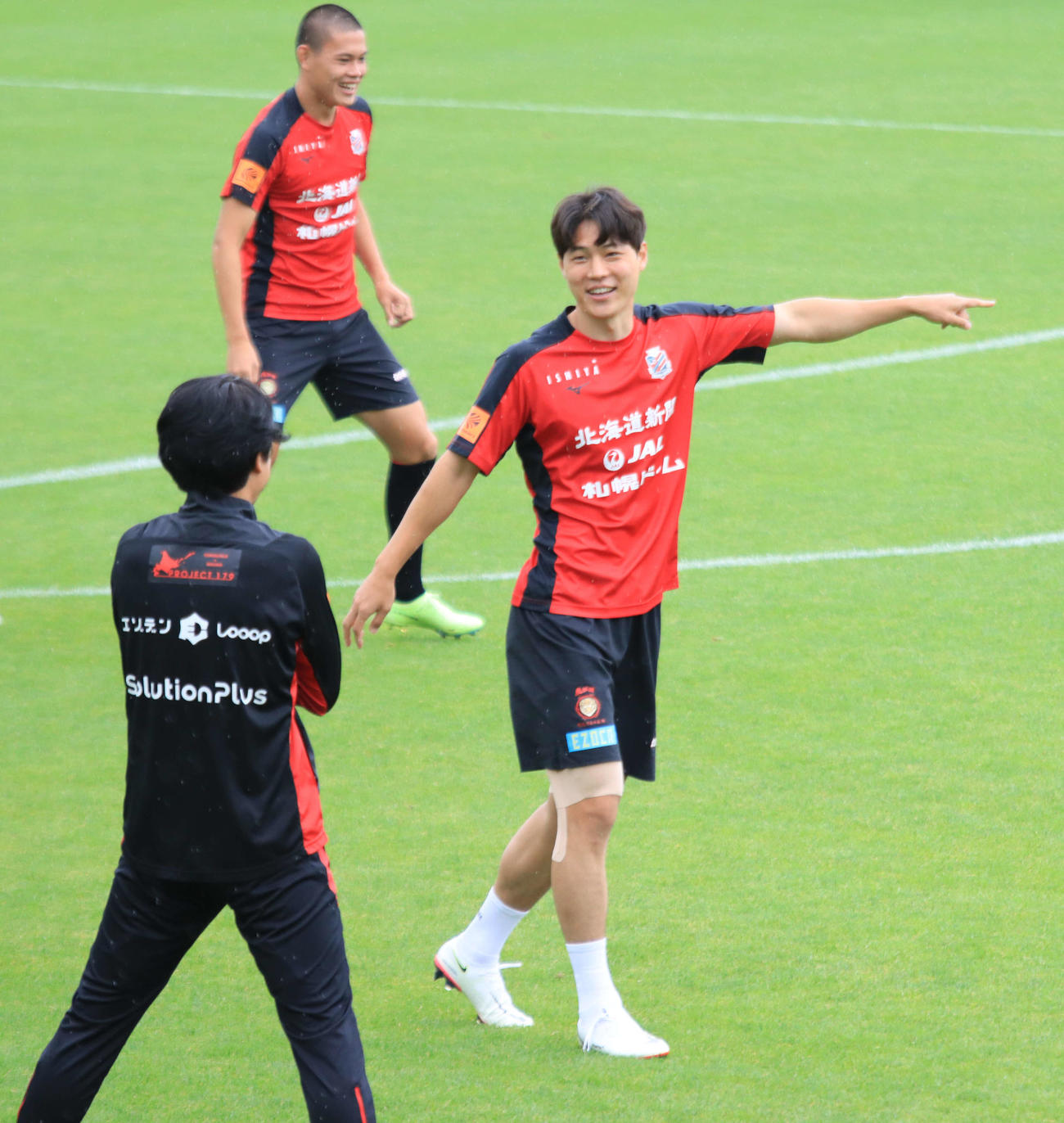 C大阪戦に向けて練習する札幌キム（右）（撮影・保坂果那）