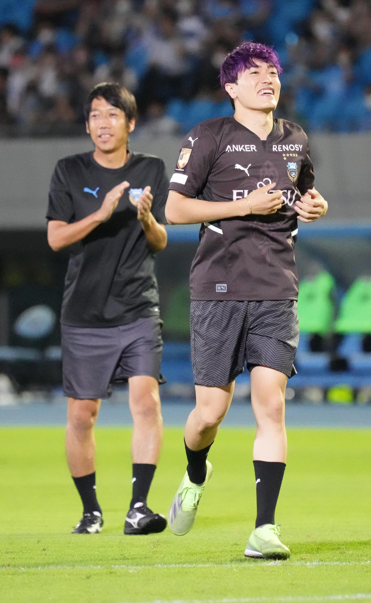 川崎F対鳥栖　始球式に臨んだGENERATIONS中務裕太はバック宙を披露。中村憲剛とスタンドへ走り出す（撮影・小沢裕）