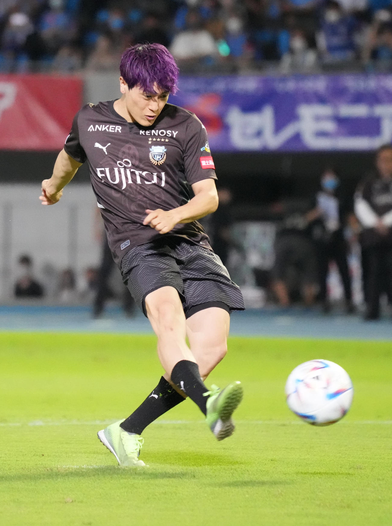 川崎F対鳥栖　始球式に臨んだGENERATIONS中務裕太はバック宙を披露。中村憲剛とスタンドへ走り出す（撮影・小沢裕）