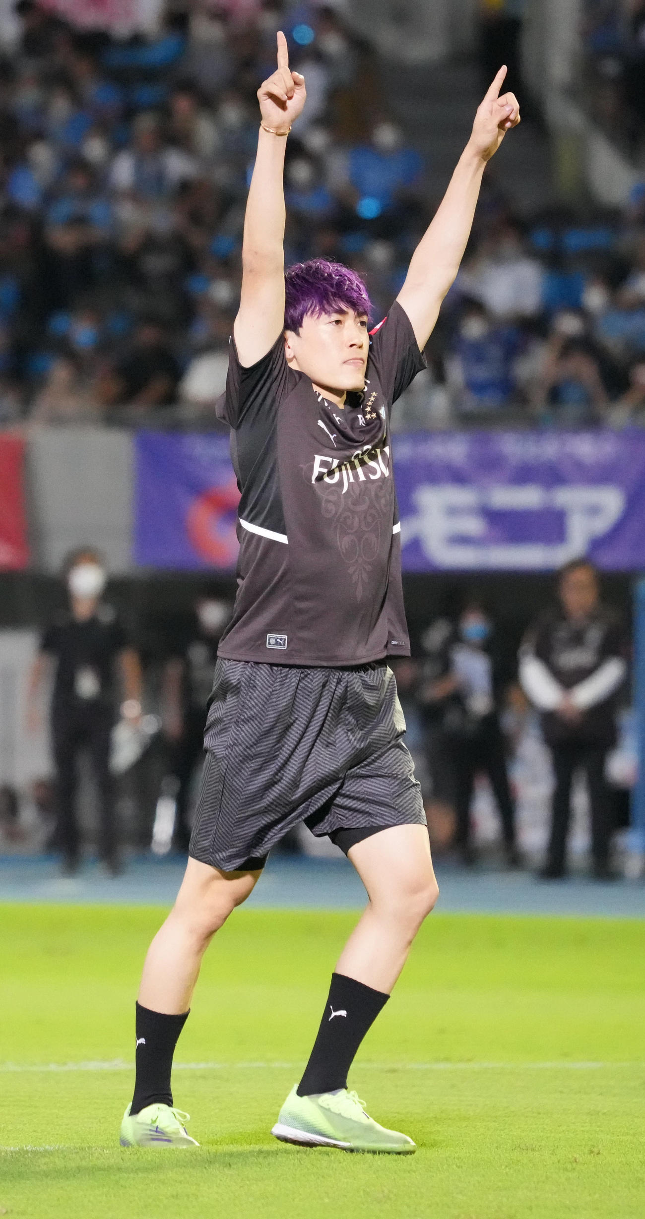 川崎F対鳥栖　始球式に臨んだGENERATIONS中務裕太はバック宙を披露。中村憲剛とスタンドへ走り出す（撮影・小沢裕）