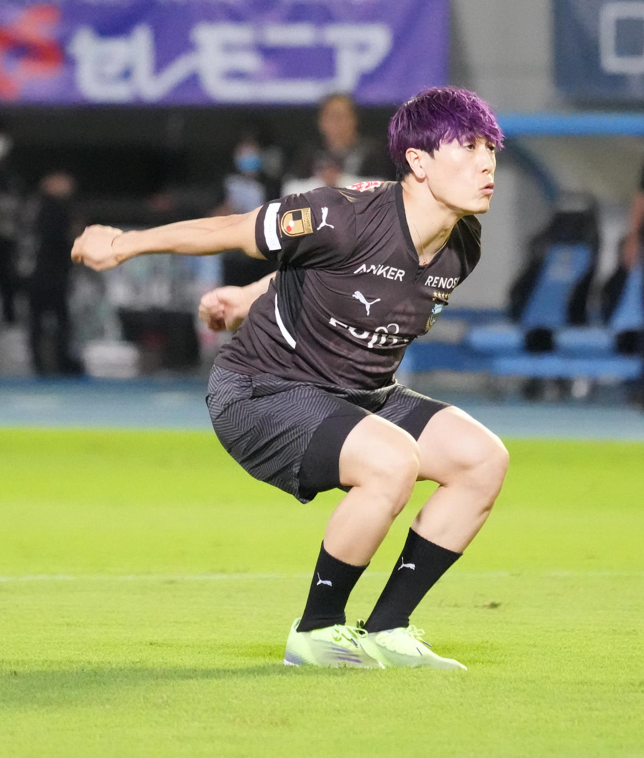 川崎F対鳥栖　始球式に臨んだGENERATIONS中務裕太はバック宙を披露。中村憲剛とスタンドへ走り出す（撮影・小沢裕）
