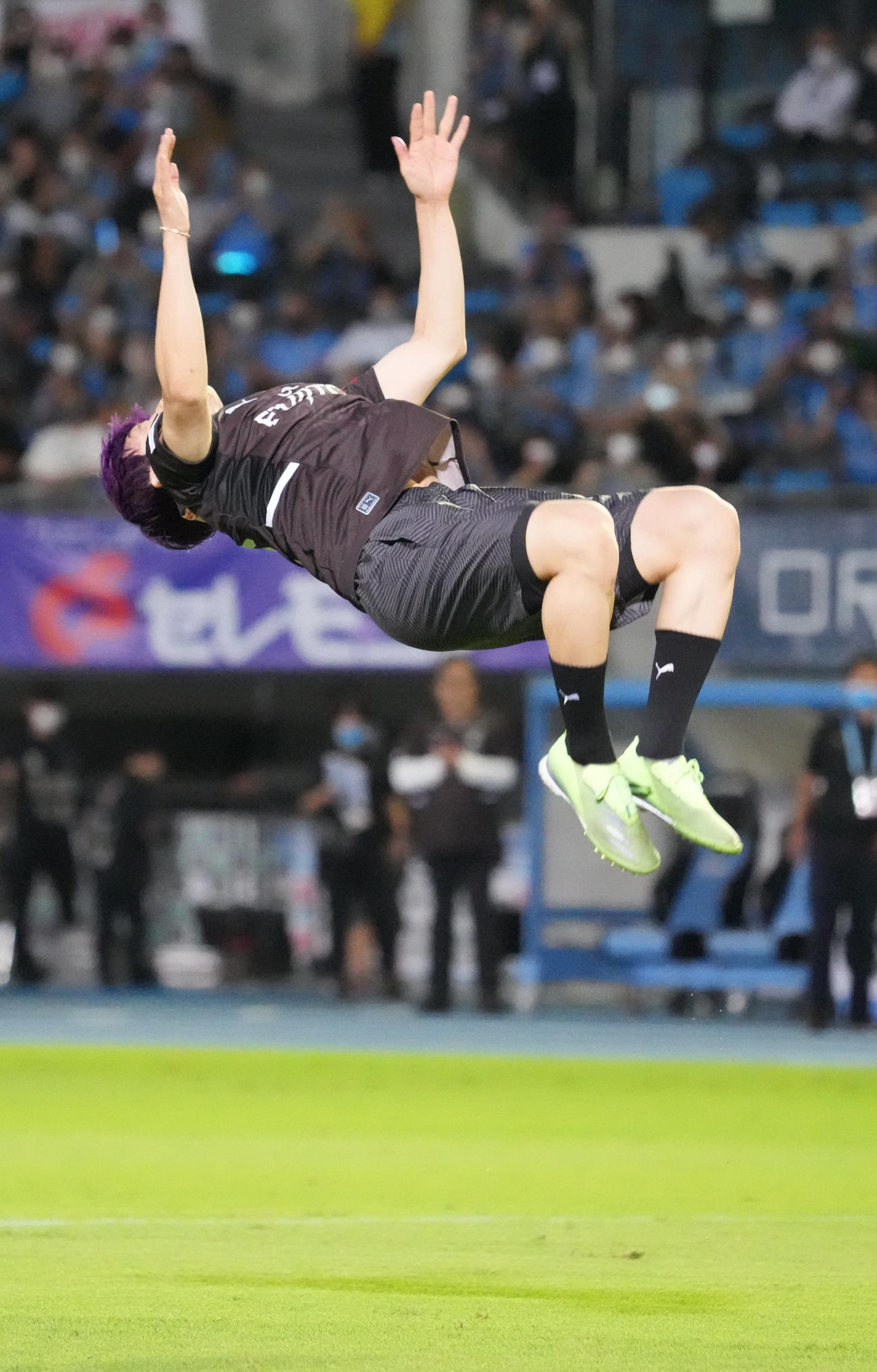 川崎F対鳥栖　始球式に臨んだGENERATIONS中務裕太はバック宙を披露。中村憲剛とスタンドへ走り出す（撮影・小沢裕）