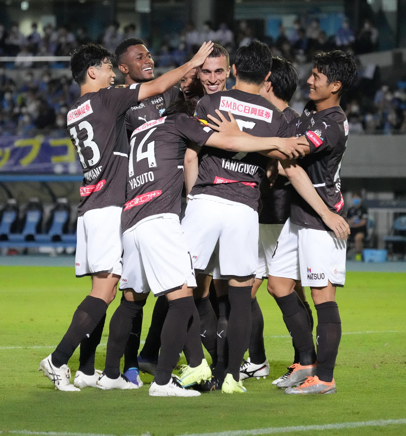 川崎F対鳥栖　後半、川崎Fジョアン・シミッチ（中央）はゴールを奪いイレブンの祝福を受ける（撮影・小沢裕）