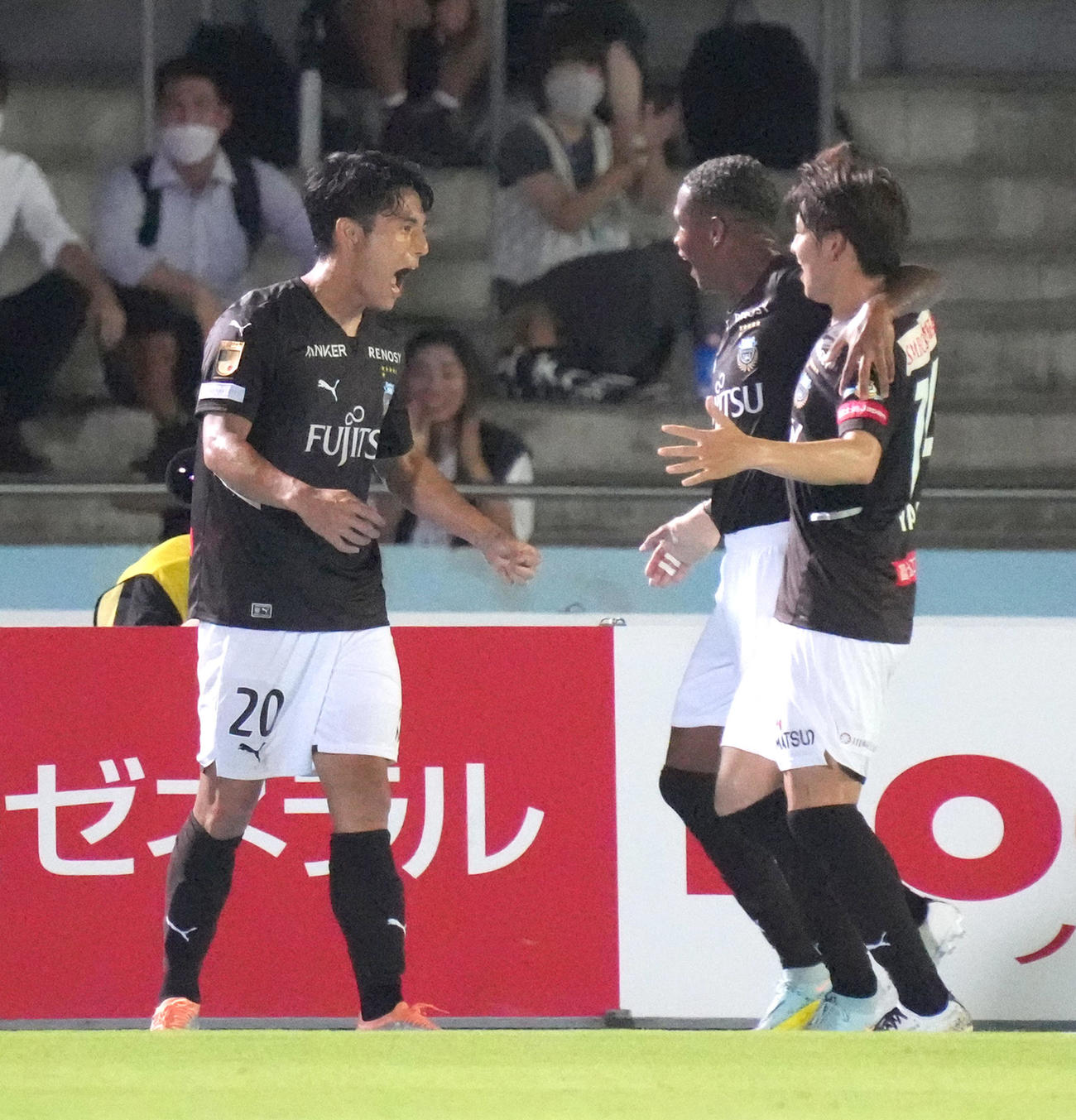 川崎F対鳥栖　前半、川崎F知念（左）は先制ゴールを奪いイレブンの祝福を受ける（撮影・小沢裕）