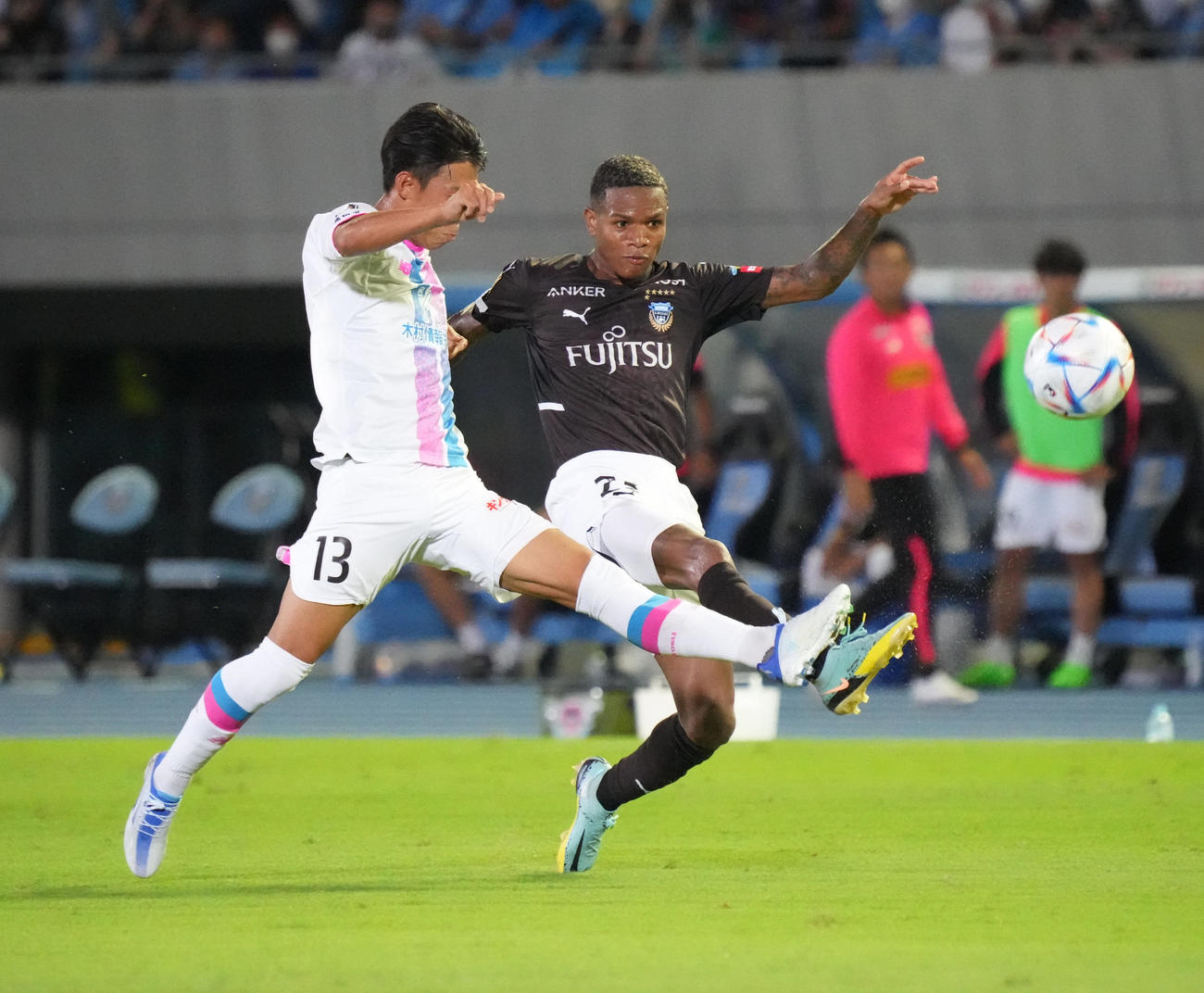 川崎F対鳥栖　後半、川崎Fマルシーニョは右足ループシュートでゴールを奪う。左は鳥栖中野嘉（撮影・小沢裕）