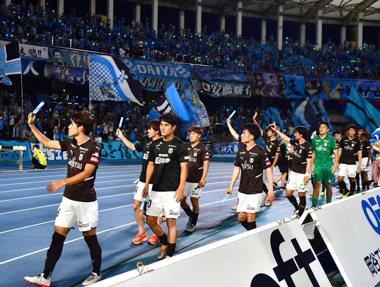 川崎F対鳥栖　暫定で首位に立った川崎Fイレブンはスタンドの声援に応えながら場内一周する（撮影・小沢裕）