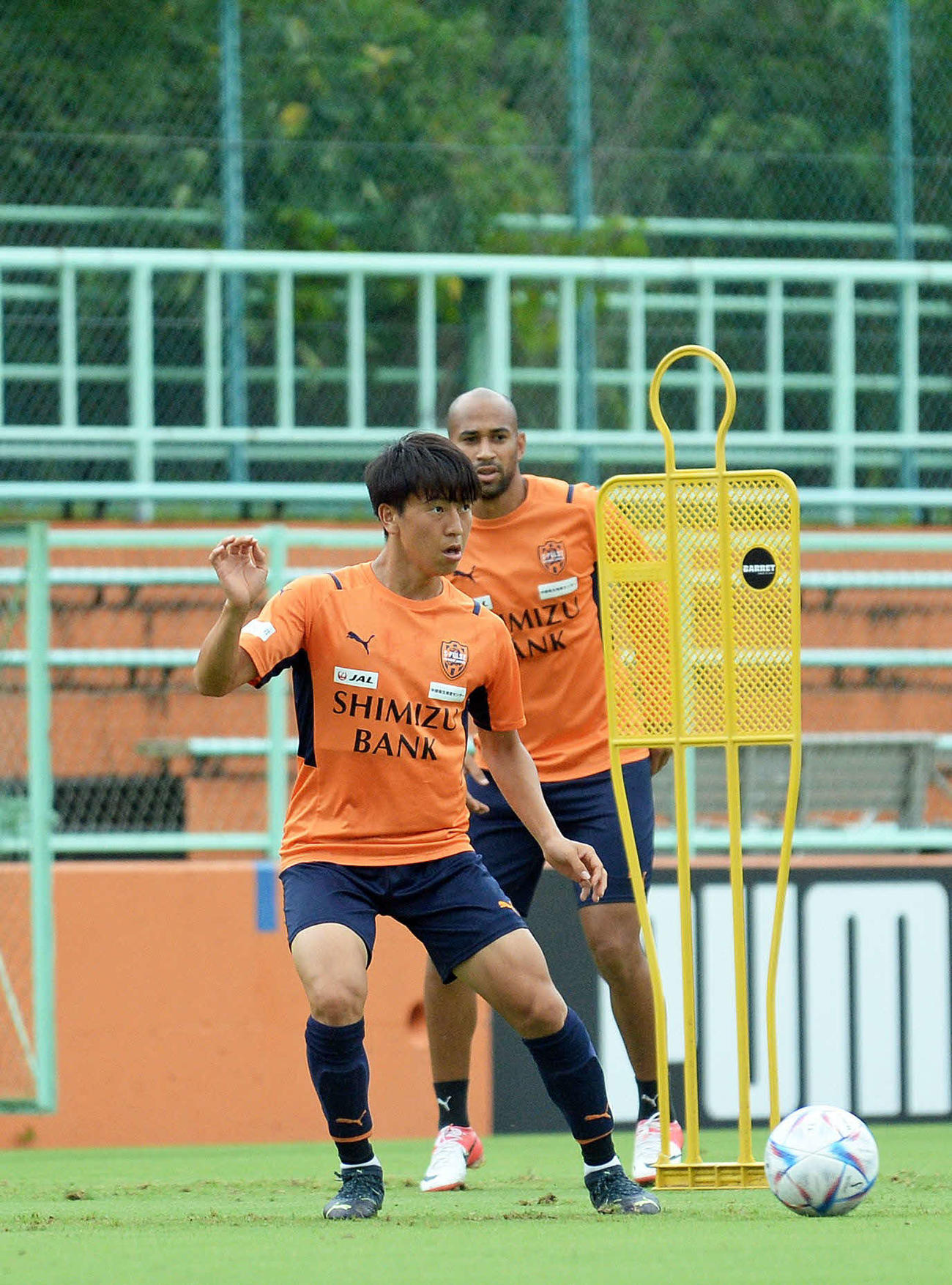 パス回しで軽快に動く清水松岡（手前）