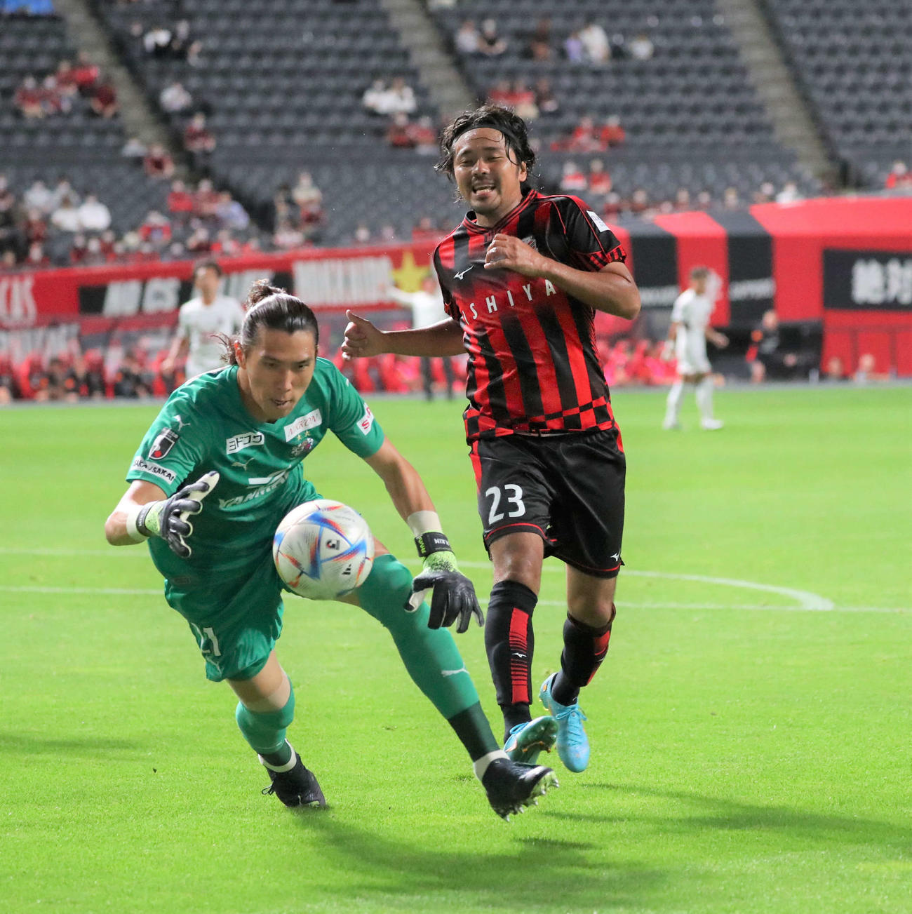 札幌対C大阪　前半、C大阪キム・ジンヒョンと競り合う札幌興（撮影・黒川智章）