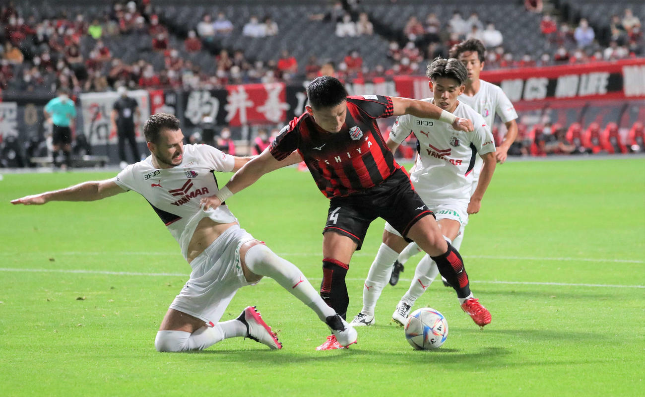 札幌対C大阪　前半、ゴール前で競り合う札幌菅（中央）（撮影・黒川智章）