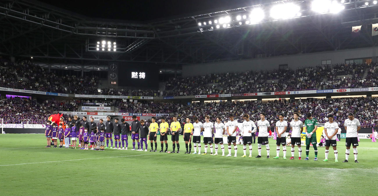 京都対神戸　亡くなった京都サンガF.C.名誉会長の稲盛和夫さんに黙とうをささげる京都イレブン（左）と神戸イレブン（撮影・白石智彦）