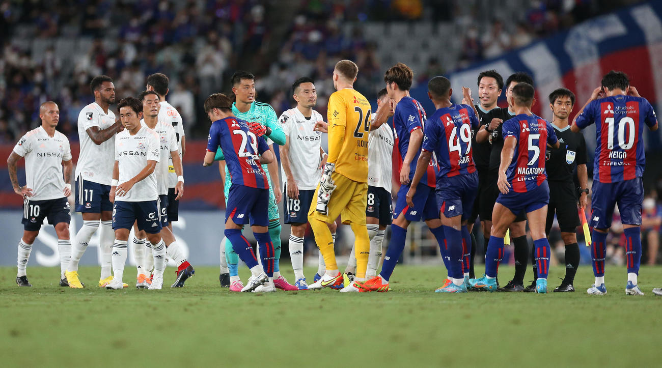 東京対横浜　試合が終了しあいさつを交わす両クラブの選手たち（撮影・宮地輝）