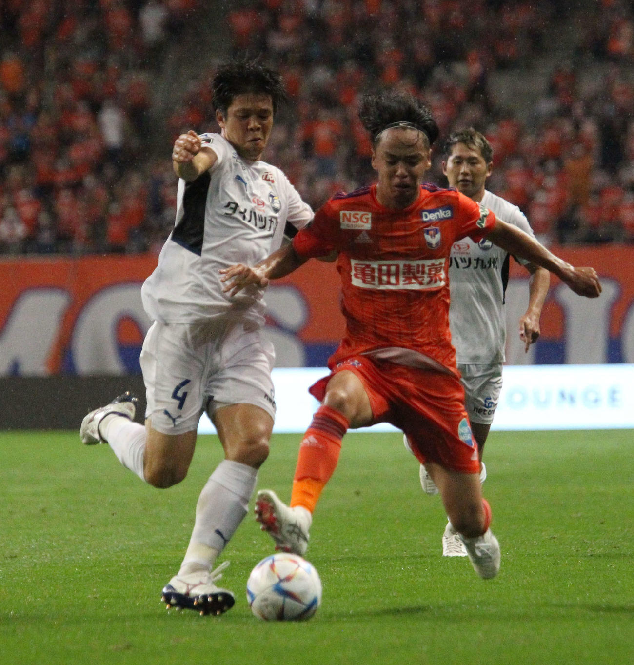 0－1の前半ロスタイム、相手DFと激しくボールを競る伊藤（右）