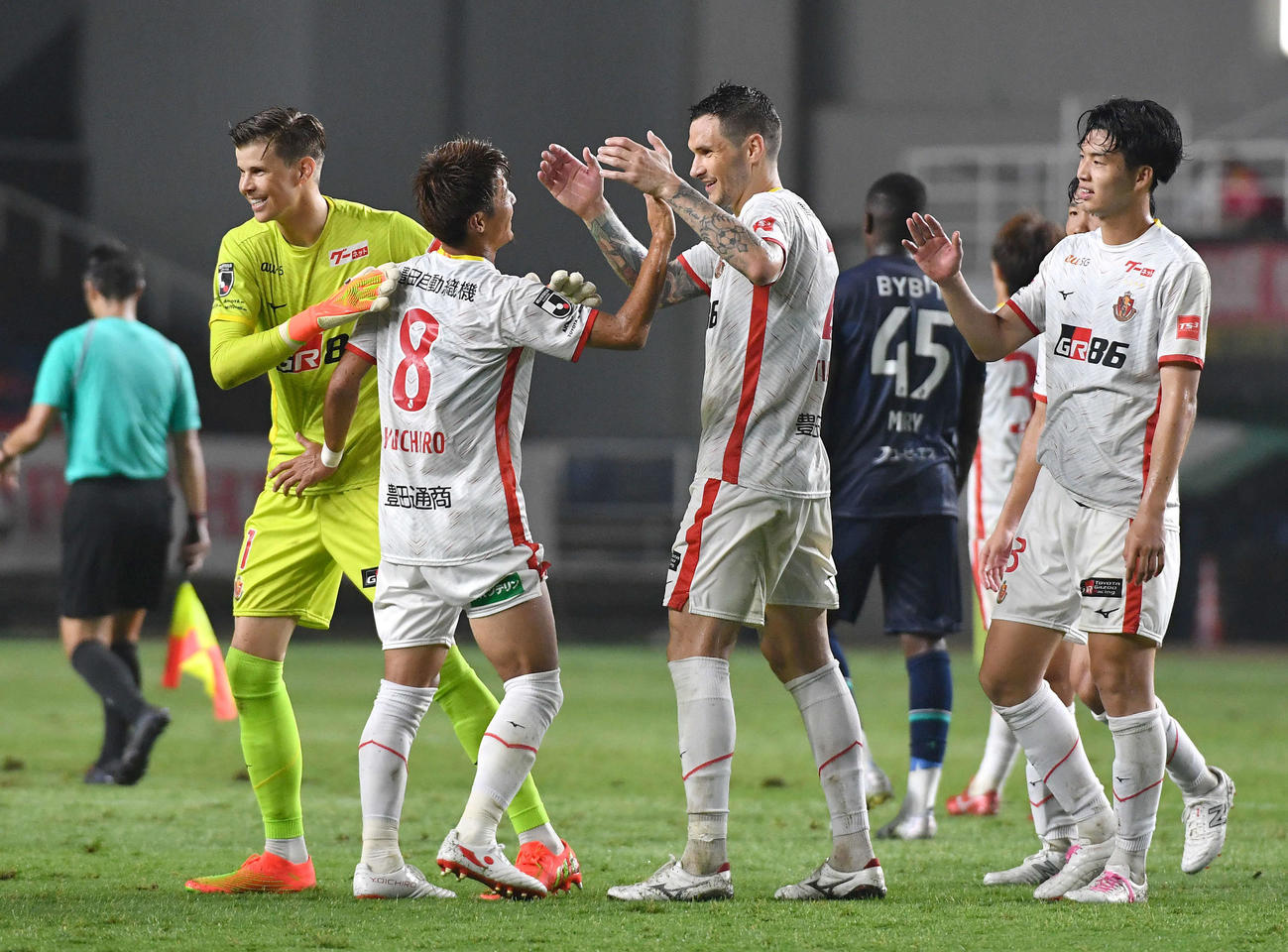 福岡対名古屋　福岡に勝利し、笑顔でタッチを交わす柿谷（左から2人目）ら名古屋イレブン（撮影・岩下翔太）