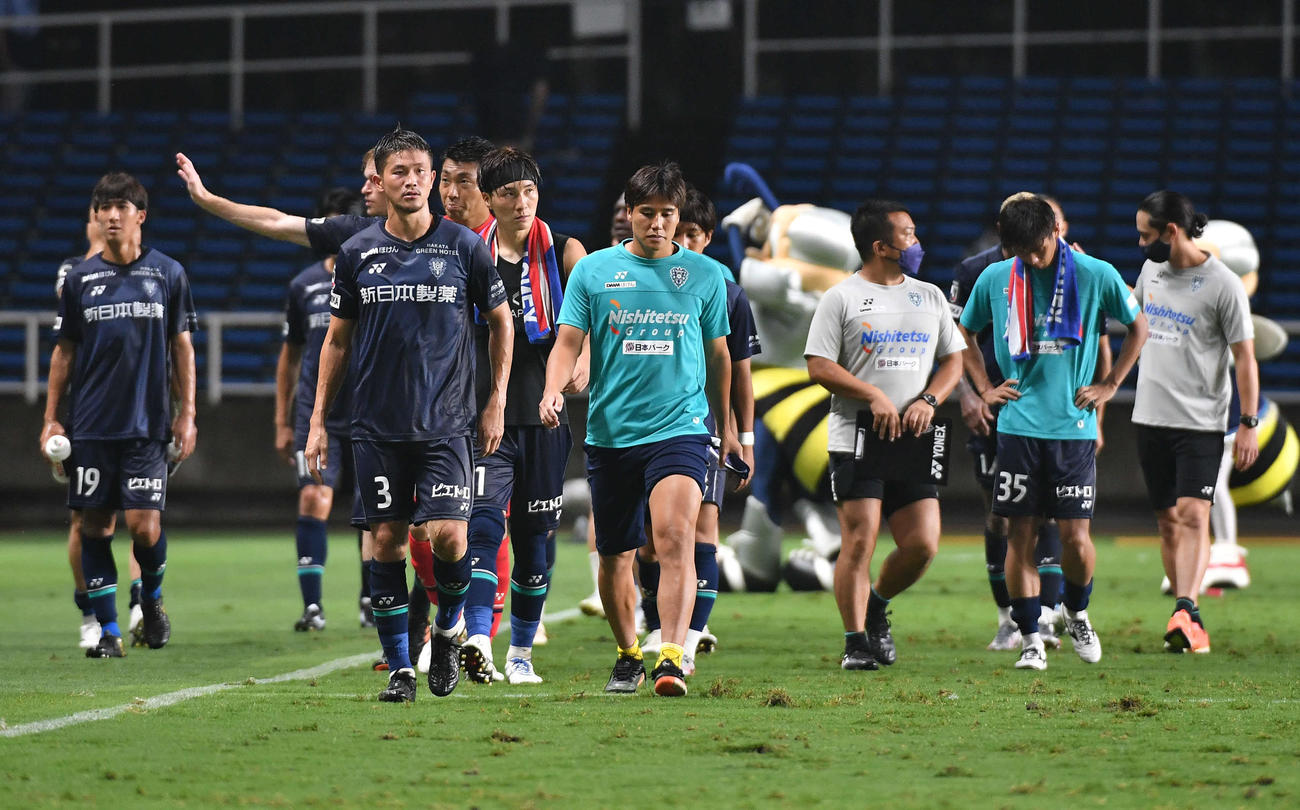 福岡対名古屋　名古屋に敗れ、肩を落として場内を一周する福岡イレブン（撮影・岩下翔太）