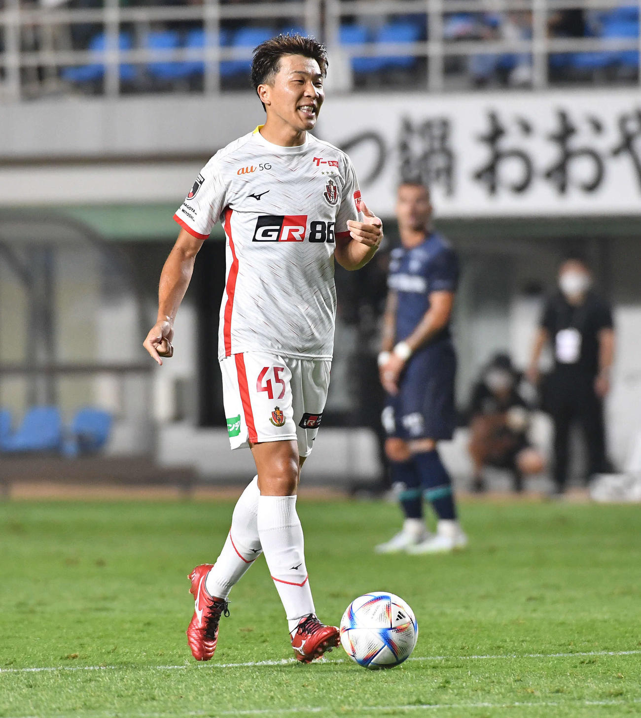 福岡対名古屋　前半、ピッチで両軍がもめ合う中、勝ち越しゴールを決める名古屋・永井（撮影・岩下翔太）