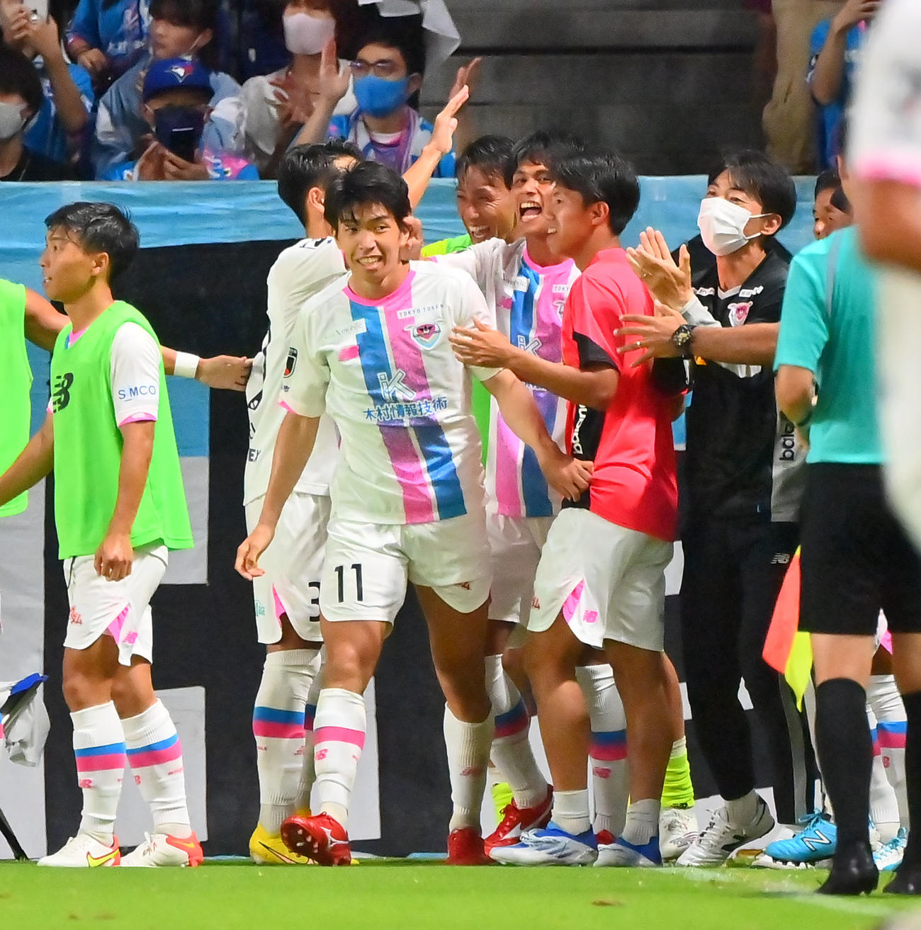 G大阪対鳥栖　後半、チーム2点目のゴールを決め笑顔を見せる鳥栖宮代（中央）（撮影・和賀正仁）